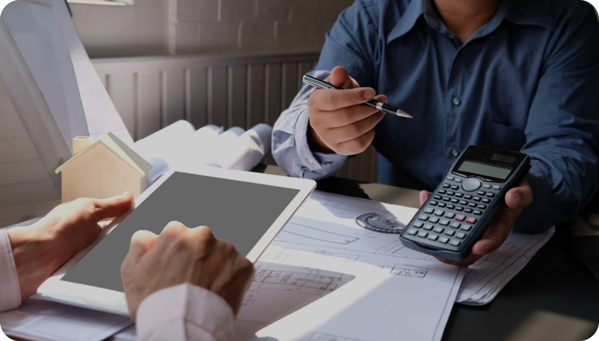GoBuid interface showing a construction worker in a red hard hat using a tablet, with smartphones displaying the app's equipment management and GPS location features.